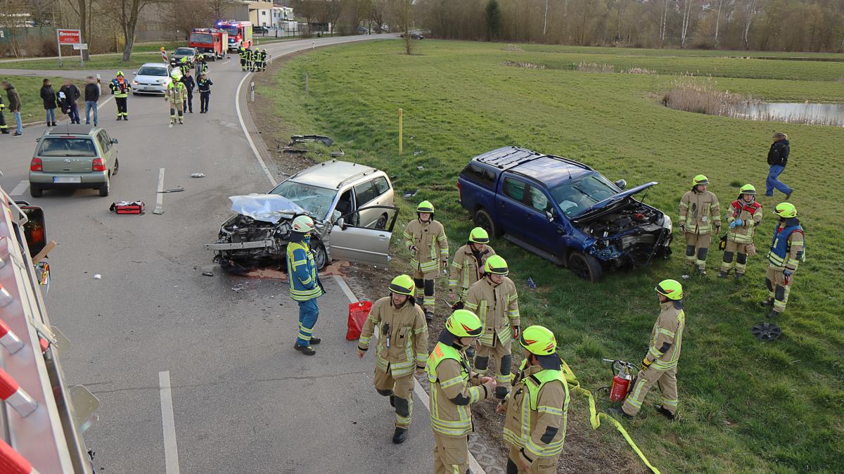 #Unfall bei Ichenhausen: Zwei Menschen werden schwer verletzt
