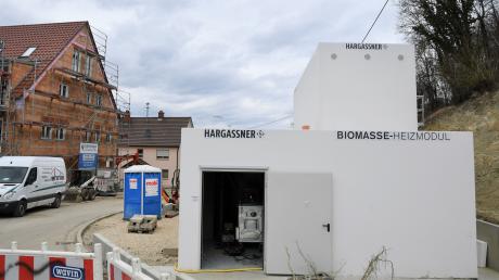 In Aislingen soll ein Nahwärmenetz entstehen. Dafür wird gerade an der Dr.-Bach-Straße ein Blockheizkraftwerk gebaut.