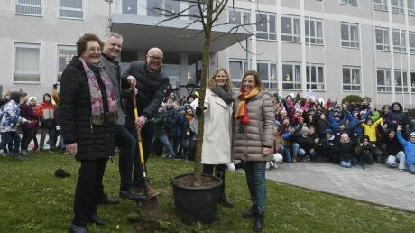 Vor dem großen Hauptgebäude der Grund- und Mittelschule bildeten die Schulkinder den Rahmen für die Baumpflanzung, die an den ehemaligen Rektor Rudolf Anlauf erinnern soll. 