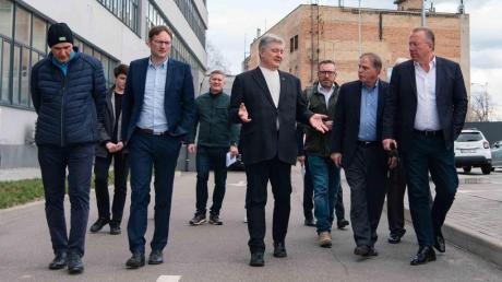 Landrat Hans Reichhart unterwegs mit dem ehemaligen ukrainischen Präsidenten Petro Poroschenko (Mitte) und dem ehemaligen Premierminister Sloweniens. 