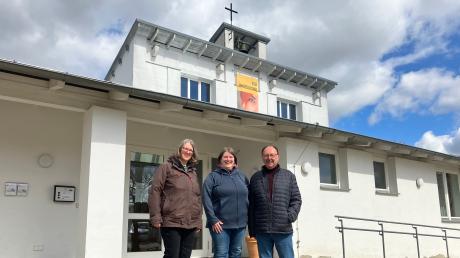 Pastorin Nina von Saldern, Anwohnerin Regina Otto und der in die damalige Planung involvierte Rainer Lojewski freuen sich über den 25. Geburtstag der Zachäuskirche.