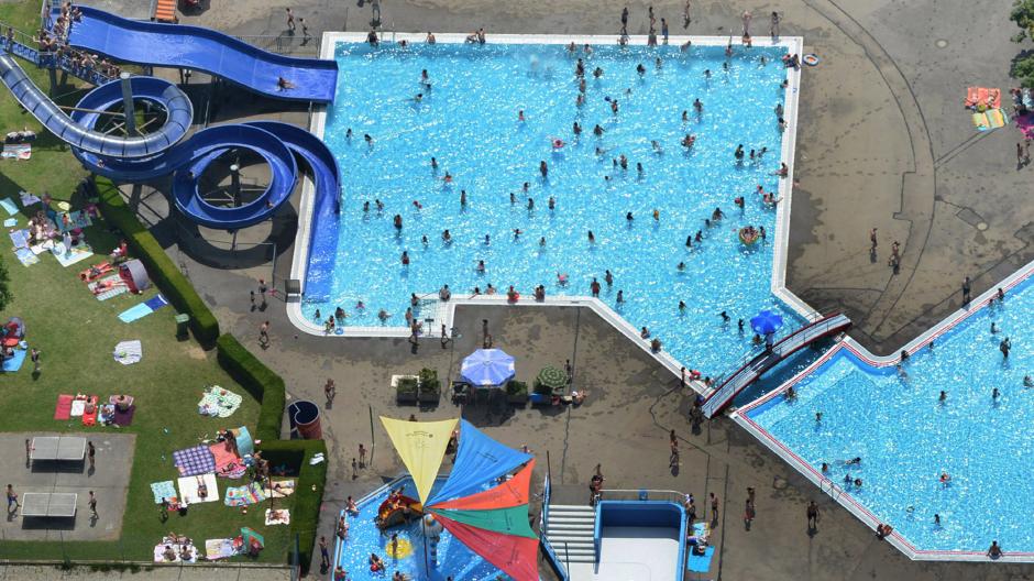 Ohne Rettungsschwimmkräfte geht es während der Freibade-Saison in den Augsburger Bädern, hier das Bärenkellerbad, nicht. Doch der Personalmangel stellt die Stadt vor Probleme. 