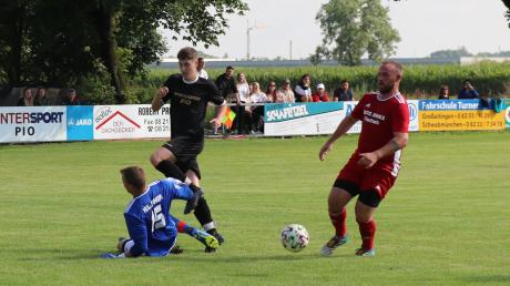 Im Hinspiel ließ Kleinaitingen (im schwarzen Trikot Florian Schrettle) dem TSV Fischach keine Chance und gewann sicher mit 3:0. Nun folgt das Rückspiel in den Stauden.