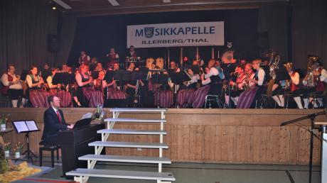 Beim Konzert der Blaskapelle Illerberg/Thal legte Dirigent Michael Werner zwischendurch auch mal den Taktstock beiseite, um am Klavier mitzuspielen.