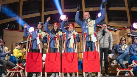 Die Oberstdorfer Medaillengaranten ließen sich zum Saisonende nochmal richtig feiern. Vorne von links die golddekorierten Skispringerinnen Luisa Görlich, Selina Freitag und Katharina Althaus mit Springerkollege Karl Geiger.