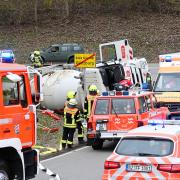 Ein beladener Betonmischer ist am Mittwochmittag in Günzburg beim Abbiegen von der B16 in die Geschwister-Scholl-Straße  umgekippt. 