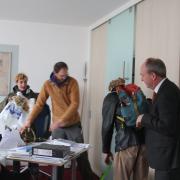 Aktivisten des Augsburger Klimacamps bescherten Königsbrunns Bürgermeister Franz Feigl eine unschöne Überraschung: Sie leerten Erde auf seinen Schreibtisch.