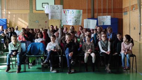 "Vitus, wir glauben an dich" oder "Lesen macht Spaß" stand zum Beispiel auf den Plakaten, die die Mitschülerinnen und Mitschüler von Vitus Tyroller (Grundschule Kühbach) hochhielten.