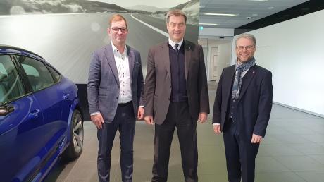 Ministerpräsident Markus Söder (Mitte) hat Audi in Ingolstadt besucht, unter anderem den Vorstandsvorsitzenden Markus Duesmann (links) und den Betriebsratsvorsitzenden Peter Mosch.