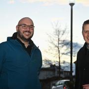 LEW-Kommunalbetreuer Stefan Stölzle (links) und Thannhausens Bürgermeister  Alois Held: Die Stadt hat mit den Lechwerken ihre Straßenbeleuchtung modernisiert.
