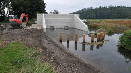 Über 800.000 Euro will der Gemeinderat in Thierhaupten dieses Jahr in den Hochwasserschutz investieren. Das Regenrückhaltebecken gibt es seit einigen Jahren.