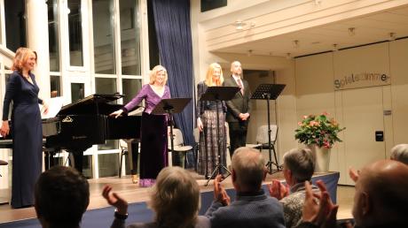 Pianistin Stephanie Knauer (von links), die Sängerinnen Henrike Paede, Marie Schmalhofer und Sänger Gerhard Werlitz bescherten in Mertingen einen sehr besonderen Konzertabend mit Liedern "Aus jüdischer Volkspoesie".