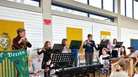 Auch das Querflötenensemble unter der Leitung von Martina Vögele wirkte beim Schülerkonzert des Dasinger Musikvereins in der Mehrzweckhalle mit.