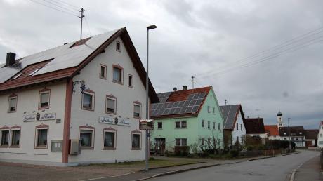 Nur Häuser mit steilen Satteldächern lässt die Gestaltungssatzung der Gemeinde Ursberg an den Hauptstraßen zu. Damit soll der Charakter des Ortsbilds erhalten werden.