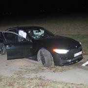 Bei einem Wildunfall bei Bellenberg wurde das Auto stark beschädigt, der Fahrer blieb unverletzt.    