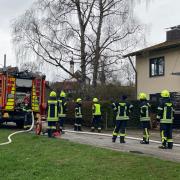 Wegen eines Zimmerbrands wurden am Donnerstagmittag Feuerwehren, Rettungsdienst und Polizei nach Holzhausen gerufen.