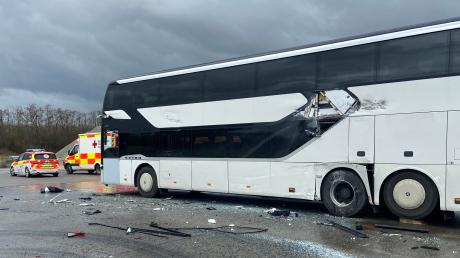 Auf einem Verkehrsübungsplatz im Leipheimer Fliegerhorst sind am 30. März drei Busse beschädigt und 17 Menschen verletzt worden, einer von ihnen schwer.