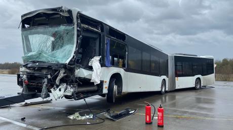 Auf einem Verkehrsübungsplatz am ehemaligen Fliegerhorst sind am 30. März drei Busse beschädigt und neun Menschen verletzt worden, einer von ihnen schwer.