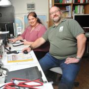 Franziska und Roland Schott an der Funkstation des Ortsverbands Illertal des Deutschen Amateur-Radio-Clubs.
