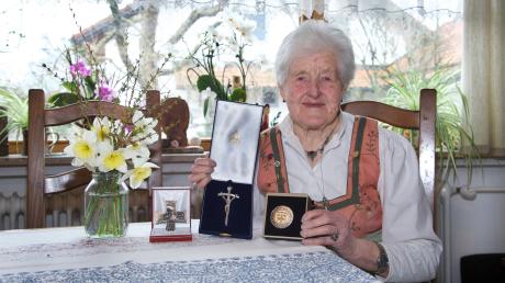 Irmgard Steckenleiter blickt auf 90 Jahre in ihrer Heimat Untermühlhausen zurück. Für ihr jahrzehntelanges Engagement hat sie einige Orden erhalten. 