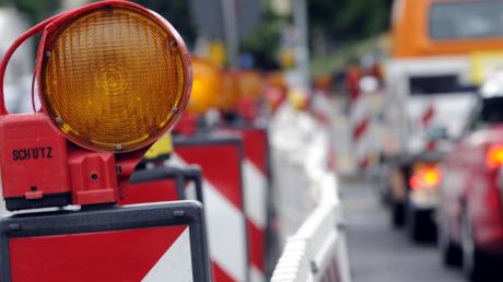 Ein Autofahrer aus Ingolstadt hat sich derart über eine gesperrte Straße geärgert, dass er die Sperre entfernte, anschließend Gas gab und einen Bauarbeiter anfuhr.