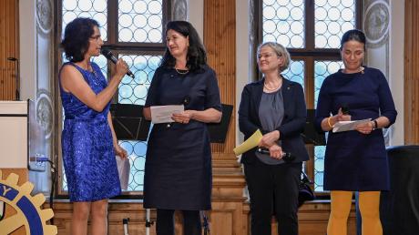 Die Präsidentinnen der Rotary Clubs bei der Verleihung des Nachhaltigkeitspreises: (von links) Dominique Merkle (Landsberg), Stephanie Bucher (Ammersee-Römerstraße), Monika Bergmann (Buchloe) und Maren Münkel (Wörthsee).