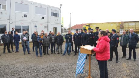Aindlings Bürgermeisterin Gertrud Hitzler hielt am Freitag die Richtfest-Ansprache vor den geladenen Gästen am Feuerwehr-Gerätehaus.