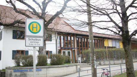 Vor dem Kindergarten St. Gallus in Langerringen hält werktags der Schulbus. Kinder aus Schwabmühlhausen können diesen aber bald nicht mehr nehmen.