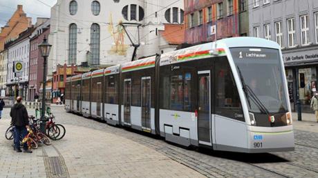 Ein Blick in die Zukunft: Die Illustration zeigt eine der neuen Tramlink-Straßenbahnen in der Maximilianstraße.