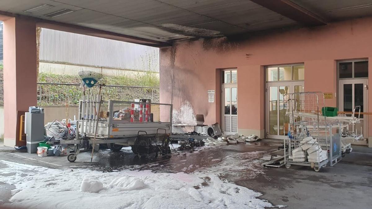 #Neuburg: Jugendliche randalieren vor Neuburger Krankenhaus: Brand und zwei Verletzte