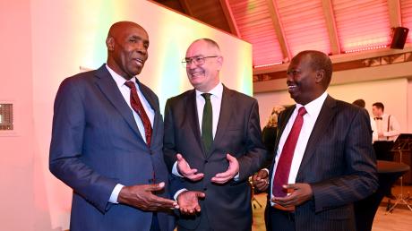 Ihre Partnerschaft mit Gersthofen vertieften die Besucher aus der Republik Kenia. Bildungsminister Ezekiel Machogu (links) und Baringo Countys Gouverneur Daniel Cheboi (rechts) verstanden sich gut mit Bürgermeister Michael Wörle.