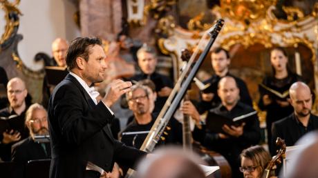 Benno Schachtner, Countertenor und künstlerischer Leiter des Vocalensembles Diademus in  Roggenburg, am Dirigentenpult. 