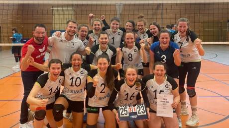 Großer Jubel bei den Volleyballerinnen der DJK Augsburg-Hochzoll. Das Team gewinnt nach einer grandiosen Saison die Meisterschaft in der Dritten Liga Ost mit zwei Siegen in den letzten zwei Spielen gegen die Neuseenland Volleys und Erfurt electronic. 