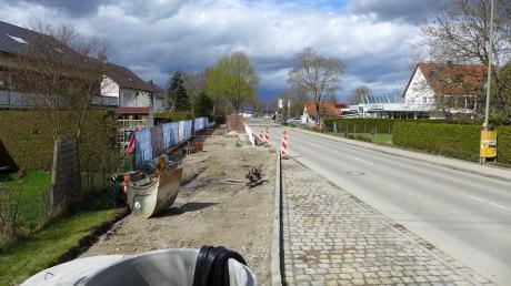 Kürzlich wurde mit dem Bau des Radweges mit Querungshilfe entlang der Hauptstraße von der Einmündung der Raiffeisenstraße bis zum Edekamarkt begonnen. Im soeben verabschiedeten Haushaltsplan der Gemeinde ist der Weg mit Ausgaben von 780.000 Euro berücksichtigt.