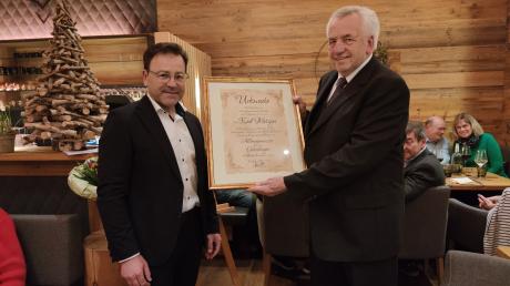 Der langjährige Bürgermeister von Inchenhofen, Karl Metzger (rechts), ist jetzt Altbürgermeister und Ehrenbürger der Gemeinde. Bürgermeister Toni Schoder (links) überreichte seinem Vorgänger beim Ehrungsabend die Urkunde.