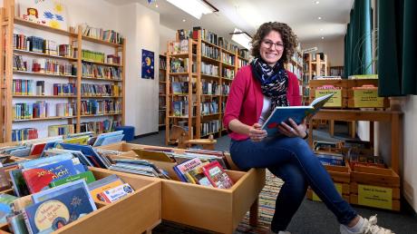 In der Bücherei in Kutzenhausen gibt es jeden Monat Lesetipps. Unter anderem kennt sich die stellvertretende Leiterin der Einrichtung, Sabrina Spengler, aus.