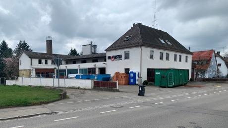 Mit zwei Gegenstimmen hat der Bauausschuss  Kötz dem Bauantrag für den Umbau der ehemaligen Schreinerei an der Kleinkötzer Bahnhofstraße zu 16 Wohnungen das gemeindliche Einvernehmen gegeben.