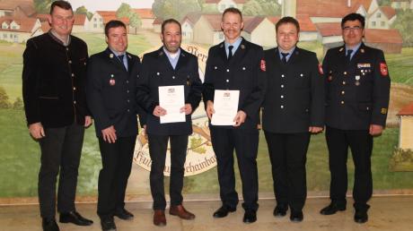 Ehrungen bei der Feuerwehr Walda-Schainbach: Thomas Beck und Matthias Seiler (mit Urkunden) wurden für ihren 25-jährigen aktiven Dienst ausgezeichnet.