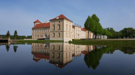 Schloss Rheinsberg am Ufer des Grienericksees im Landkreis Ostprignitz-Ruppin. In dem Ort sollen einige Anhänger der Anastasia-Bewegung leben.