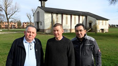 Die Kirchengemeinde "Filadelfia", hier vertreten durch (von link) Cornel berende, Vasili Godja und Petrica Berende, möchte die Chapel vor dem Abriss retten.