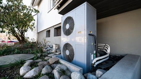 Die Lüftungsanlage einer Wärmepumpe vor einem Wohnhaus. Die Landsberger Energieagentur informiert derzeit unter anderem über solche Anlagen. 