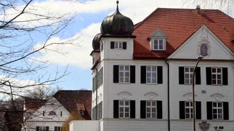 Noch bis Ende des Monats April gibt es in Schloss Elmischwang in Fischach ein besonders eindrucksvolles Altenheim. Was dann mit der Anlage geschehen soll, ist noch offen.
