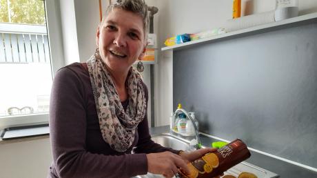 Christina Pfeuffer aus Neuburg bereitet ihre Cheesecake-Bowl zu. Mit ihrem Rezept ist sie in der Zeitschrift Zuckerguss vertreten.