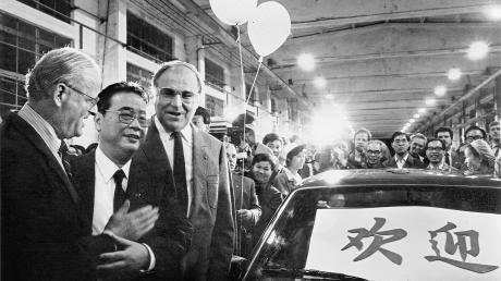 Zur Eröffnung des Gemeinschaftswerks
von VW und SAIC kam auch Helmut Kohl (rechts). Neben ihm Volkswagen-Chef Carl Hahn und der chinesische Ministerpräsident Li Peng (Mitte).