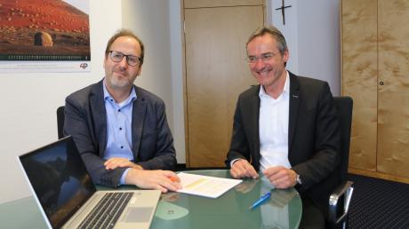 Die Vorstände der Raiffeisenbank Schwaben Mitte, Helmut Graf (rechts) und Matthias Kohl können mit Zufriedenheit auf die aktuelle Bilanz der Bank blicken.
