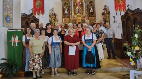 Der Zegos-Chor nach einem feierlichen Gottesdienst, auf dem Bild in der Pfarrkirche St. Laurentius in Griesbeckerzell.