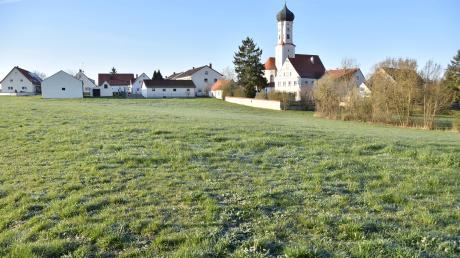 Direkt an Kirche und Pfarrhaus in Sulzdorf weist die Gemeinde Kaisheim ein neues Baugebiet aus.
