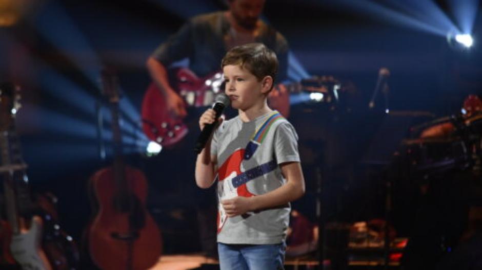 Felix is ​​eight years old and wants to convince the jury of his singing talents.