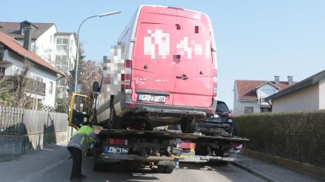 An der Hauptstraße in Oberbernbach (Aichach) kam es am Donnerstagmorgen zu einem Auffahrunfall. Ein Sprinter prallte von hinten in ein Auto, dessen Fahrer in eine Einfahrt abbiegen wollte. Auto und Sprinter mussten abgeschleppt werden.