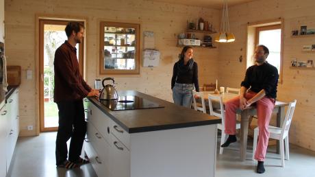 Benedikt und Ann-Katrin Urbanek bauten ein ökologisch verträgliches Haus, geplant hat es Mauritz Lüps (rechts). 